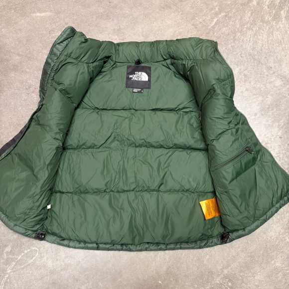 the north face women's 96 Retro Nuptse vest in pine needle - Picture 3 of 6